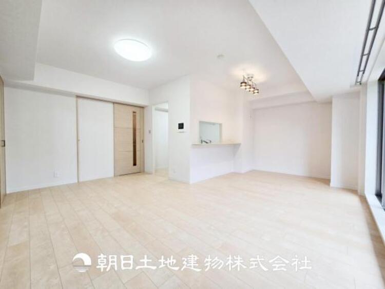 居間 【リビング】1日の中で最も長い時間を過ごすことになるリビングだからこそ、いつも笑顔があふれる空間であるように。広々とした空間から幸せな未来を。1日の中で最も長い時間を過ごすリビングは、笑顔があふれる空間です。広々とした空間から幸せな未来を。