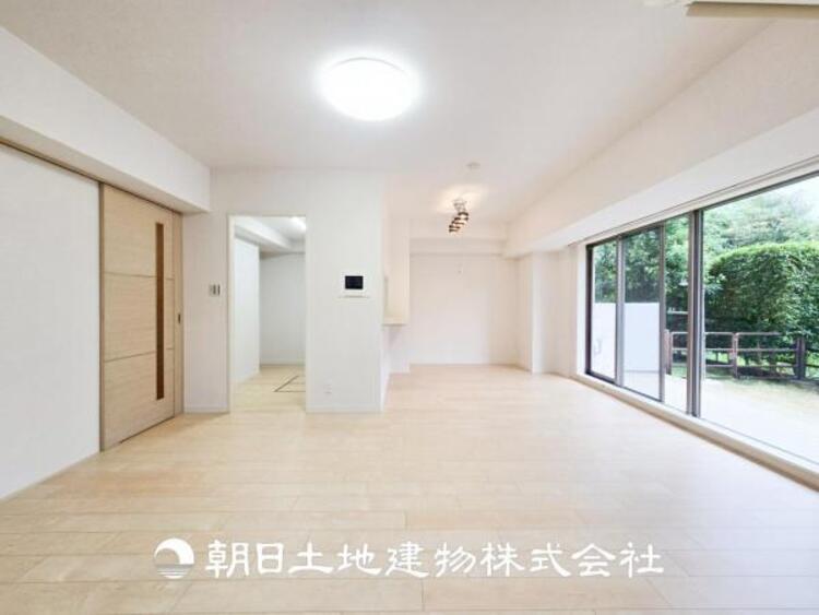 居間 【リビング】開放的で明るい空間が広がるLDK。リビングには暖かな太陽が降り注ぎ、爽やかな住空間です。お友達を呼んでお茶をしたり、一緒に料理を楽しみながら楽しい時間を。