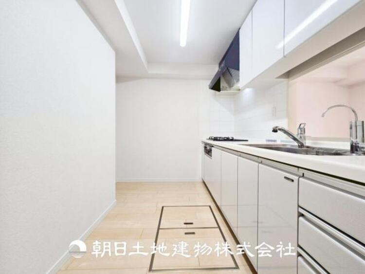 キッチン 【キッチン】住宅の主役でもあり、日常生活を過ごす上で重要な水回りでもあるからこそ機能性・デザイン性に拘りました。お掃除のしやすいシステムキッチンを設置しました。