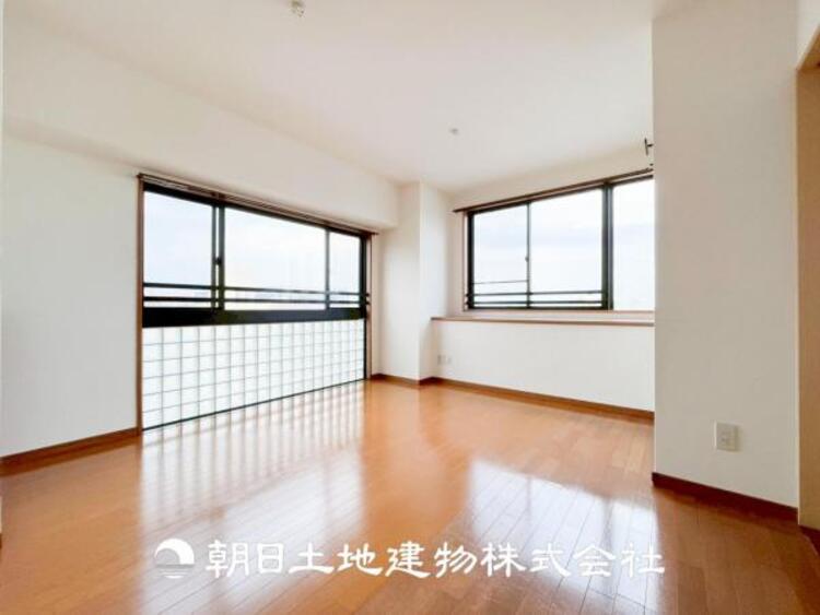 内装 【居室】爽やかな空間演出とセンス良く纏められた室内は良質な寛ぎ空間。そこで暮らす大切な人達のことを考え造りこんだ空間は日々の生活に安らぎを与えてくれます。