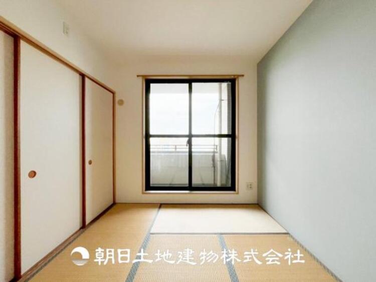 内装 【和室】近年減少傾向にありますが、和室があることで落ち着きと癒しの空間が生まれます。来客時の客室としても利用できますし、お子様のプレイルームやお昼寝に良いお部屋です。