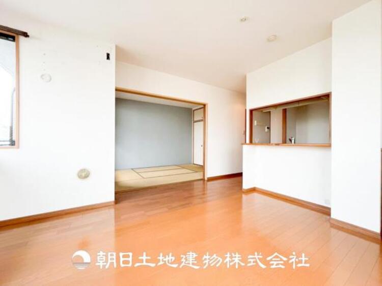 居間 【リビング】1日の中で最も長い時間を過ごすことになるリビングだからこそ、いつも笑顔があふれる空間であるように。広々とした空間から幸せな未来を。1日の中で最も長い時間を過ごすリビングは、笑顔があふれる空間です。広々とした空間から幸せな未来を。