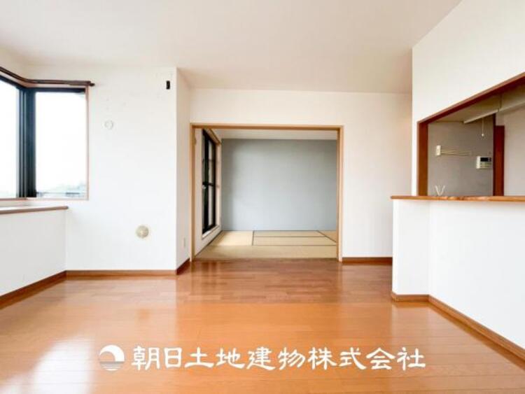 居間 【リビング】リビングにはみんなが集い、食事や楽しい会話が始まる。話に夢中になりすぎて、ついつい時を忘れてしまう。そんな束の間の幸せを感じさせてくれる場所。お子様の勉強スペースとしても活用できます。