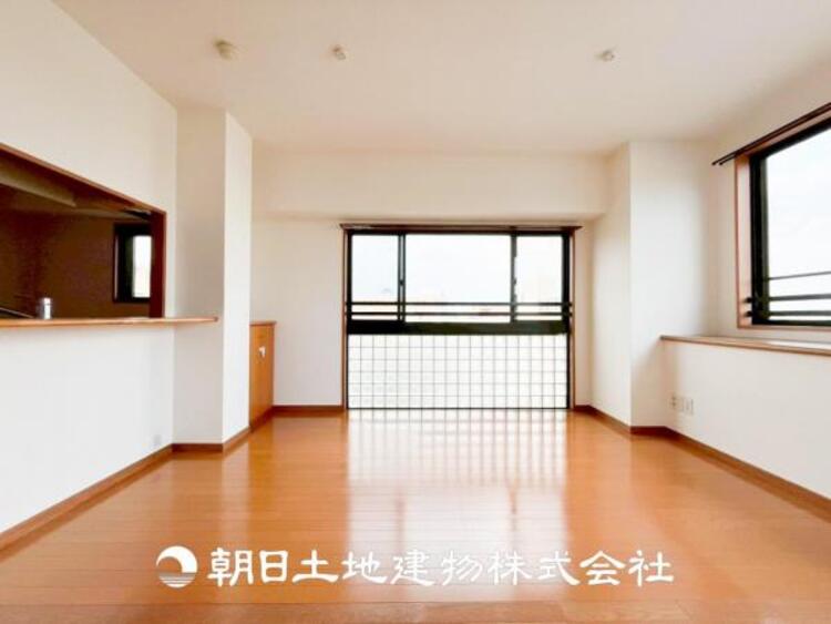 居間 【リビング】大切なご家族、招いた友人と過ごすひと時を溢れる光が優しく包み込む空間。大切な人とともに、心穏やかに過ごすひととき。家族との時間、自分の時間を大切にできる空間を作りました。