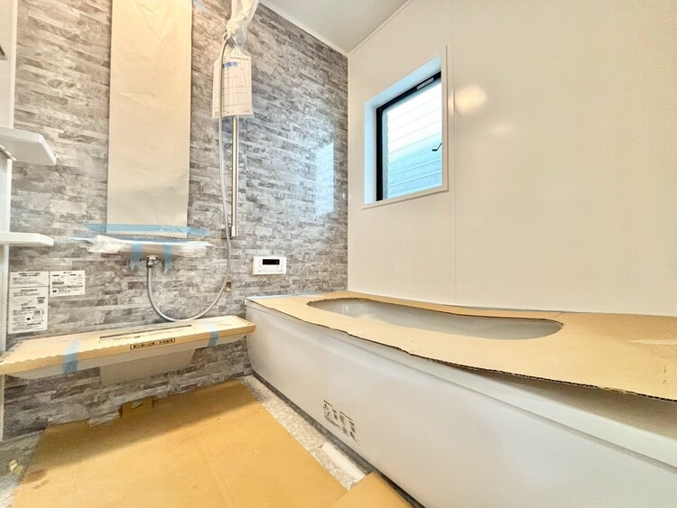 風呂 一日の疲れを癒すバスルームは、心地よいリラックスを叶える清潔感溢れる空間です。