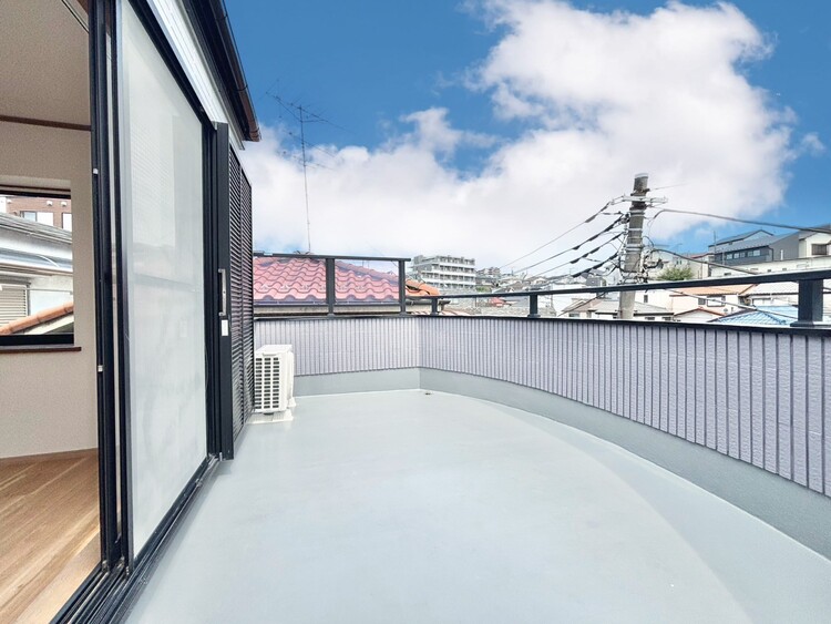 バルコニー 暮らしの中で、光と風を演出してくれるバルコニー。