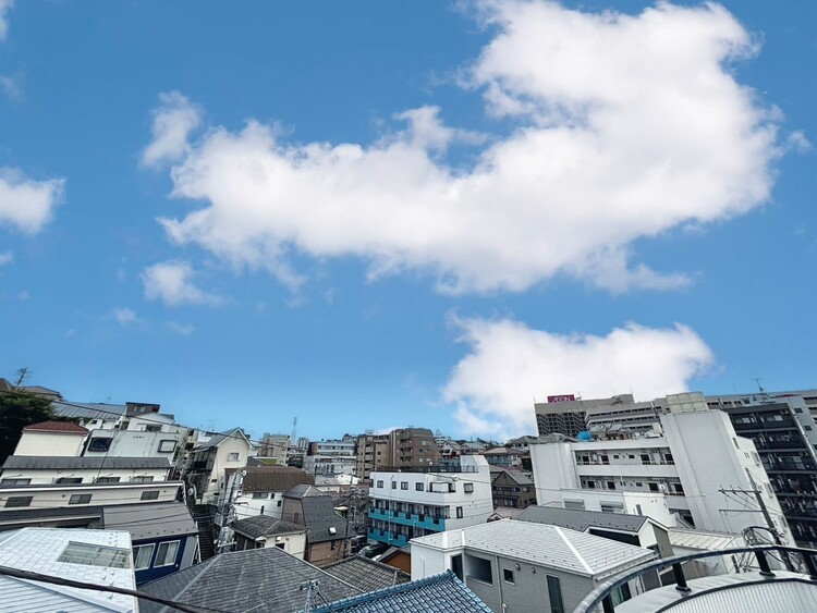 バルコニー 窓を開けると広がる青空。心をリフレッシュして日々を過ごしていきましょう。