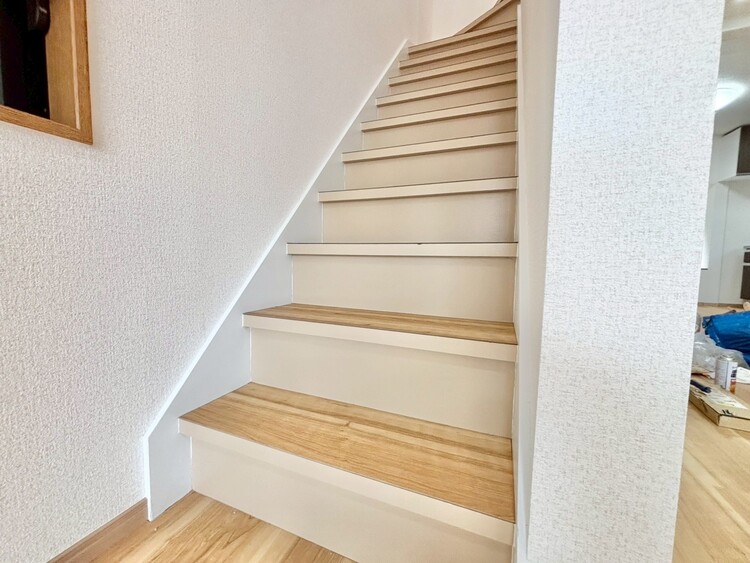 その他 落ち着いた雰囲気の階段。手すりも常設しているので、ゆったりお使いになれます。