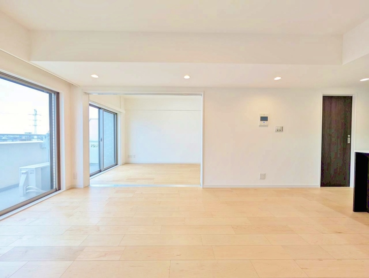 居間 忙しく過ぎゆく日常を置き去るほど、ゆったりした時間が流れるリビング。