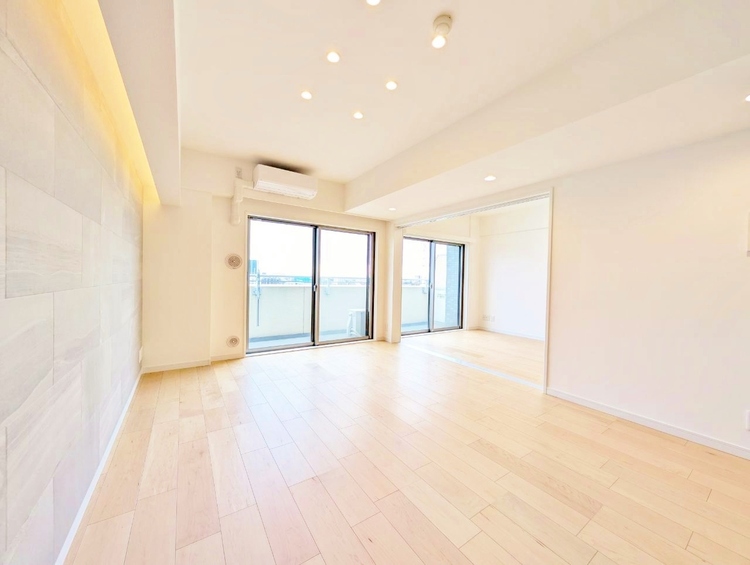 居間 居心地の良い空気感は、暮らしのステージを彩り、心からのやすらぎと満足感を与えてくれます。