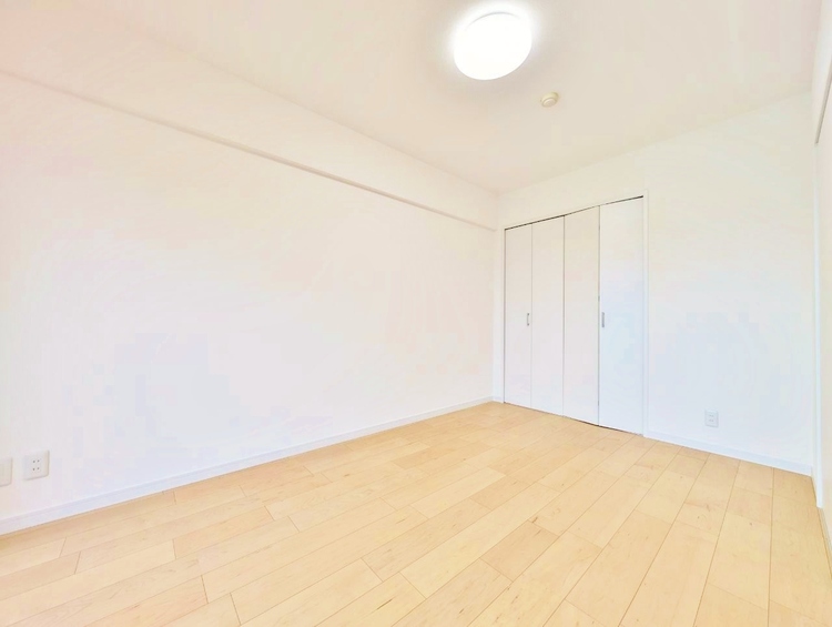 寝室 ベッドも十分に設置するスペースがあります。