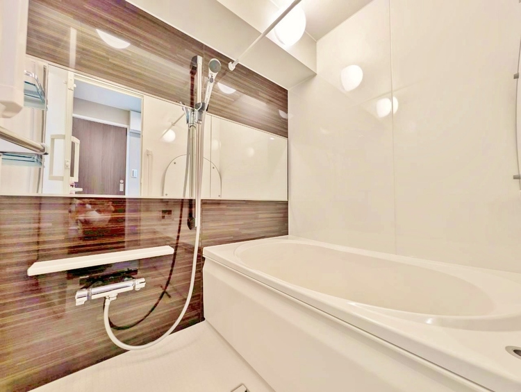 風呂 一日の疲れを癒すバスルームは、心地よいリラックスを叶える清潔感溢れる空間です。