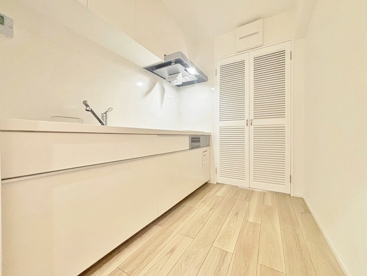 キッチン スマートな意匠と充実の機能を備えたキッチンが、暮らしにおいしい彩りを添えます。