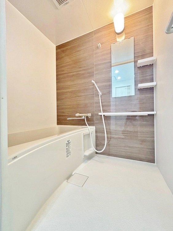 風呂 一日の疲れを癒すバスルームは、心地よいリラックスを叶える清潔感溢れる空間です。