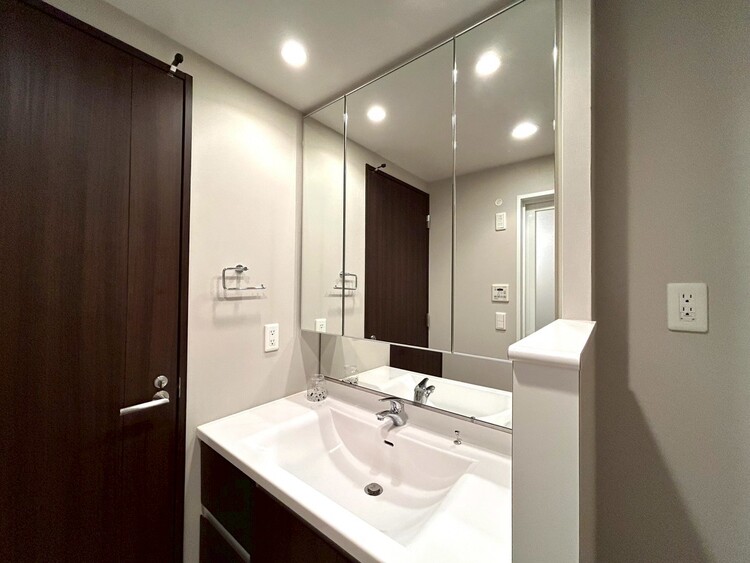 その他 清潔感を感じられる洗面化粧台。