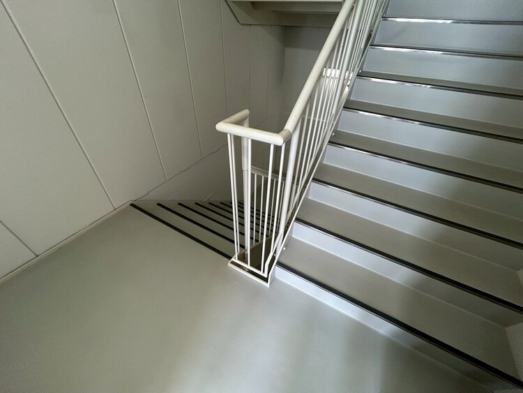 その他 共用部の階段です。明るく清潔に管理されています。