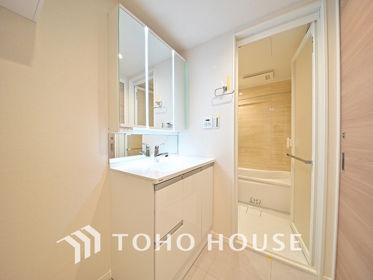 洗面 新規設置の洗面化粧台。収納豊富で使い勝手の良い3面鏡です