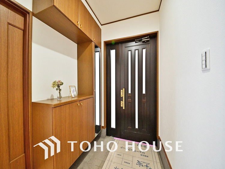 玄関 落ち着いた雰囲気の玄関、家族の帰りを暖かく迎えてくれます