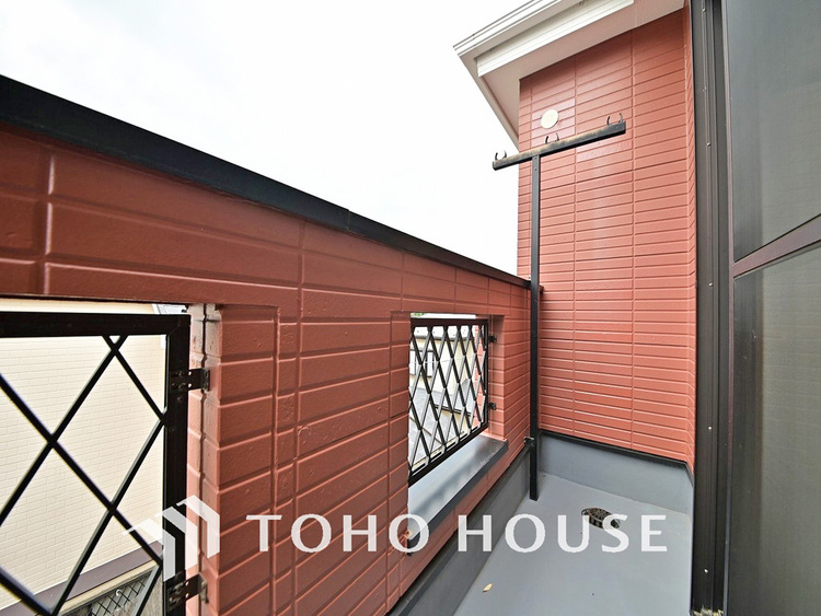 バルコニー 日当たりの良いバルコニーで晴れの日の洗濯物も楽しみになりますね