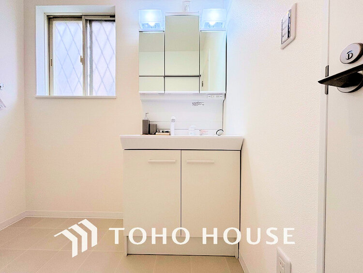 洗面 洗面台には三面鏡を採用。身だしなみを整えやすく収納量も良好です