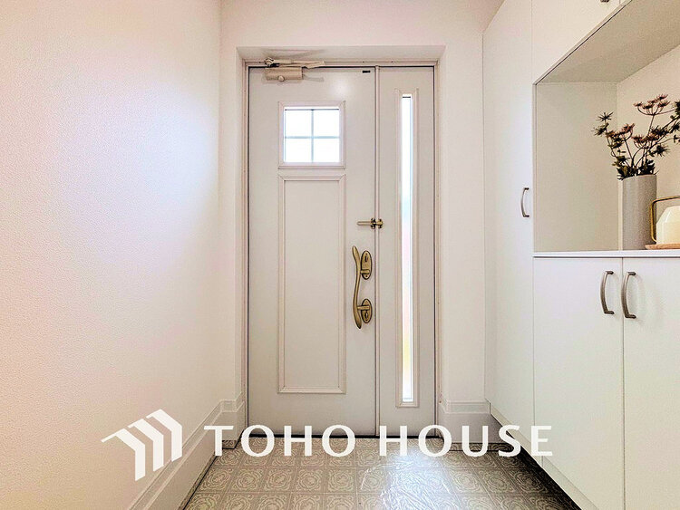 玄関 飾リ過ぎないシンプルな内装と偏り過ぎないデザインの玄関