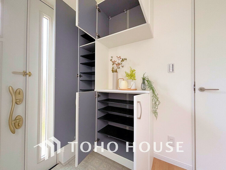 玄関 天井まである玄関収納はご家族分の履物も余裕で収納可能