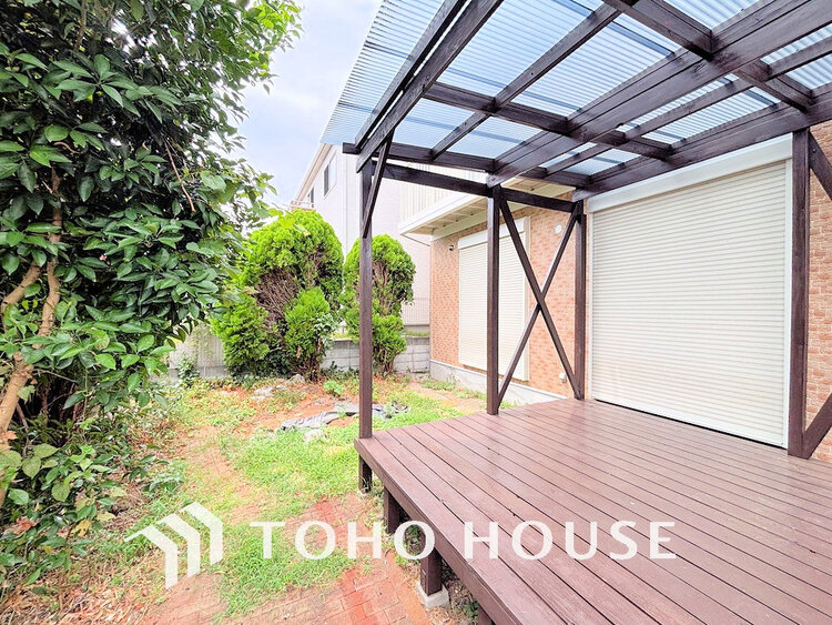 バルコニー お子様を遊ばせたり等、使い方様々のウッドデッキ