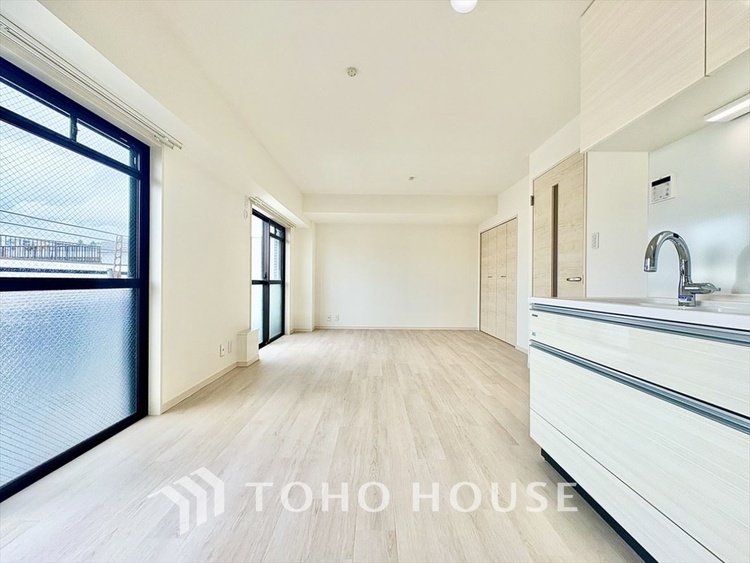 内装 窓をあけると通り抜ける風。清々しく心地よいそよ風が、この空間を涼やかに。風通しの良さは人にとっても家にとっても健康的で気持ちいいもの。