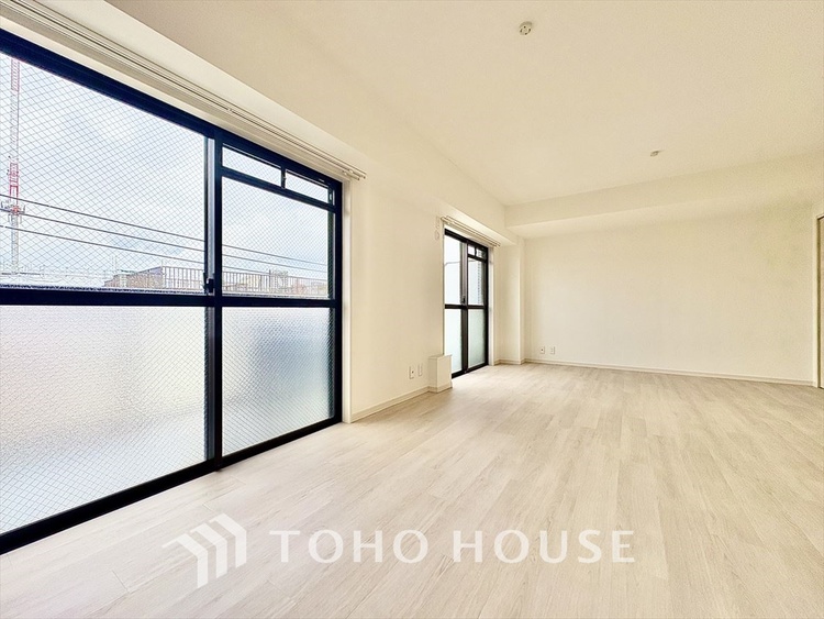 内装 叶えたかったのは落ち着きのあるナチュラルな風合い。そして開放感があるリビング。優雅な気分に浸れる幸せな時間をこの空間で。