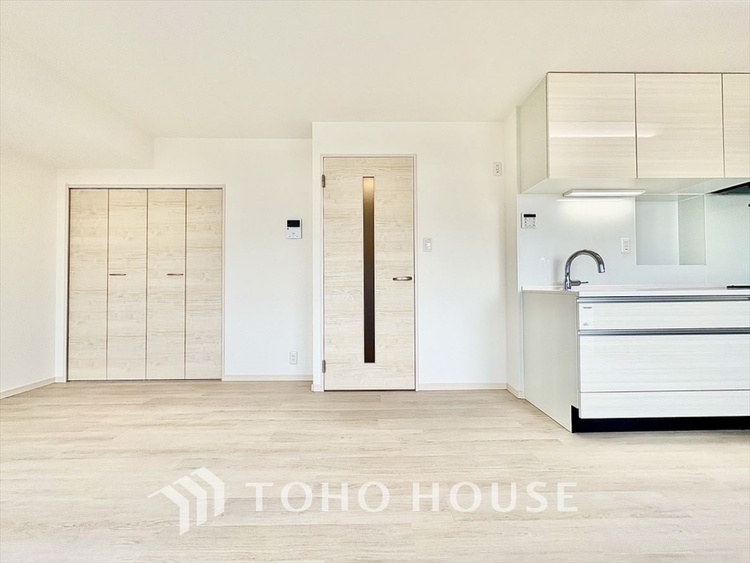 内装 太陽の光をスマートにリビングへ。時によって変化をもたらす採光。朝は目覚め、昼は安らぎ、そして夕時は温もりを。