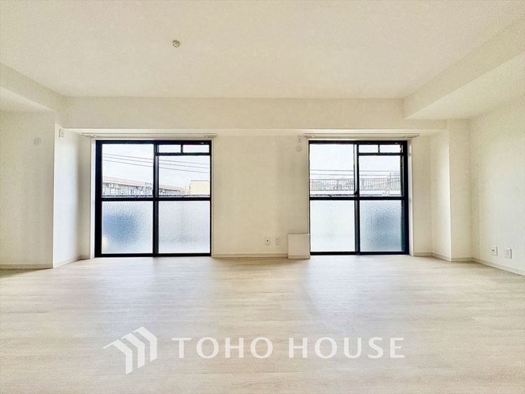 内装 太陽光をたくさん感じながら、明るく豊かな暮らしを約束する住まい。四季の移ろいを感じながら、我が子の成長を見守る。そんな家がここに。