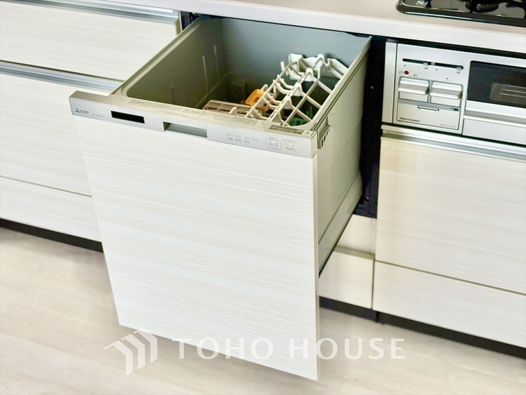 キッチン 家事の最も強い味方の一つ・・ビルトイン型の食器洗浄乾燥機。手洗いでは落ちない汚れも高温・高圧ですっきり。大幅な時短になるのが嬉しい。