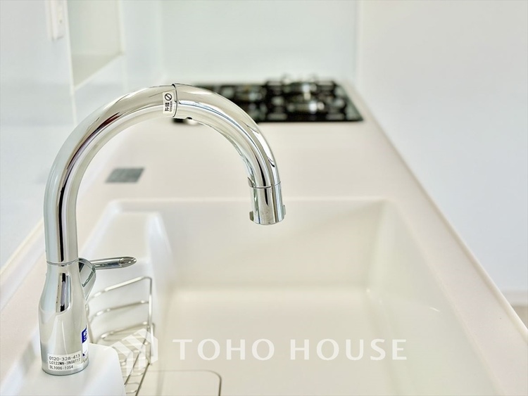 キッチン 浄水器内蔵・可動式のシャワーヘッド。水はねや大きな洗い物も計算したシンク。システムキッチンは家事をずっと楽にしてくれる。