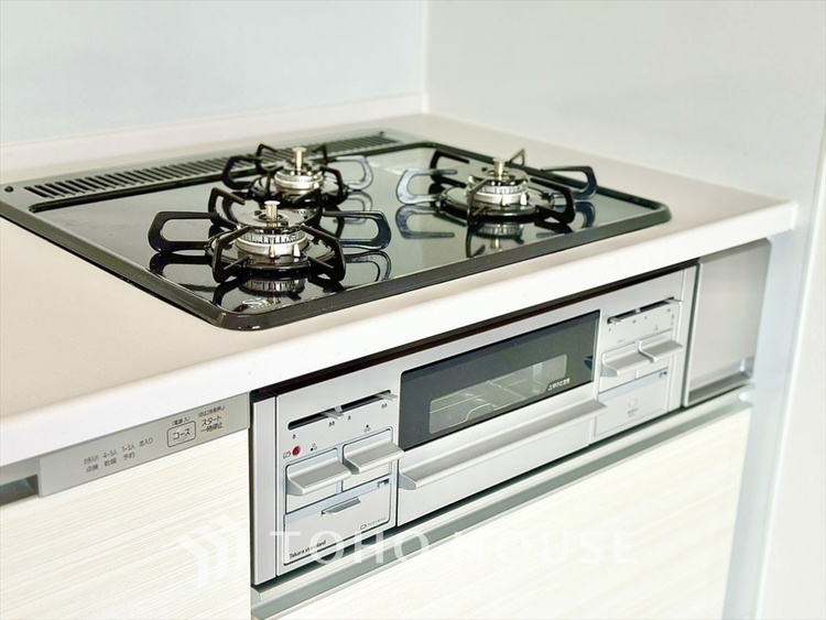 キッチン 可能な限り余計なものを省いた3口コンロ。美しさと機能性を兼ね備えたスタイルはきっと何年もあなたの味方です。