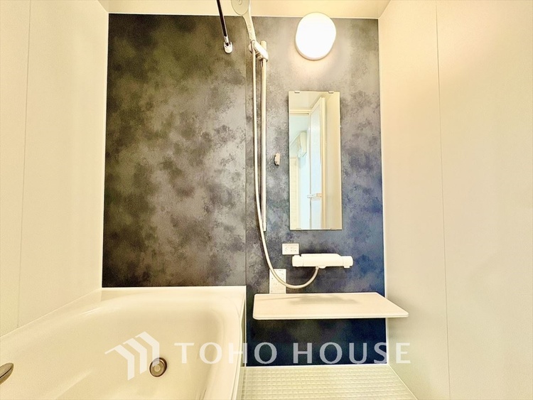 風呂 光に照らし出されたバスルーム。適度な湿度と静かに揺れる眼前の水面。広い浴槽にゆっくりと身を沈め深く瞑想をすれば、明日への新たな活力が膨らんでくる。