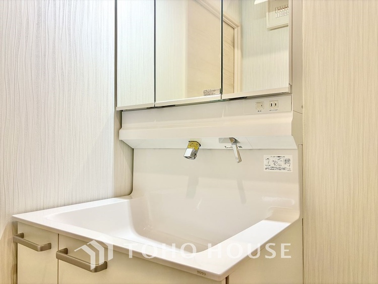 洗面 【Wash basin】十分な大きさの洗面台は収納力大。身だしなみチェックや歯磨きなど、朝の慌ただしい時間でも余裕とゆとりを感じられる。