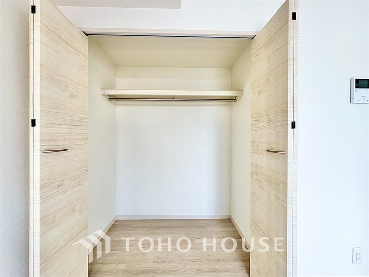 収納 壁一面の収納は、すっきりとした空間をもたらす。清潔感のあるスペースは「ただいま」の瞬間からくつろぎのスイッチを入れる。