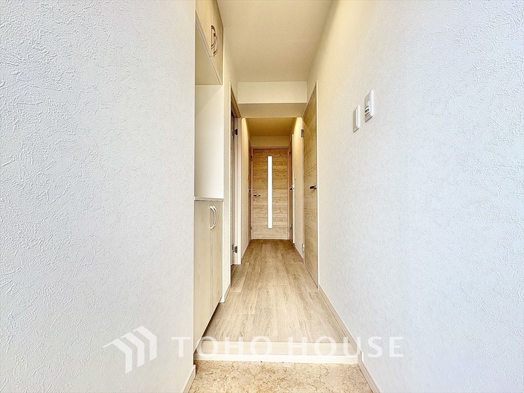 玄関 真っ直ぐに行く。新たな生活へ。これから歩むその一足がまた新たな道となる。