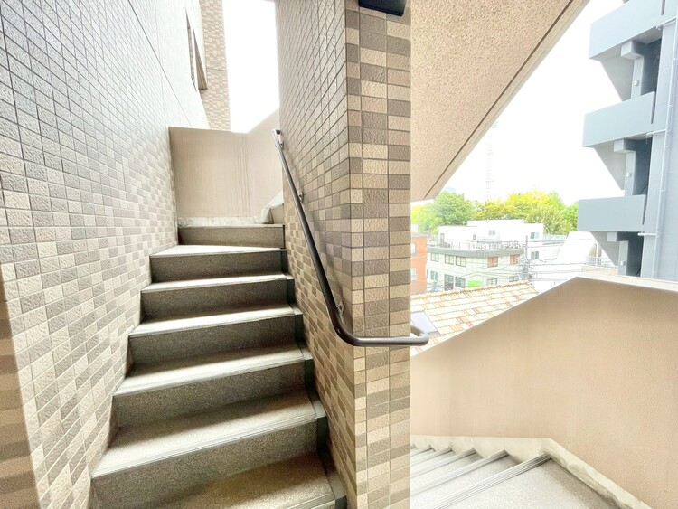 設備 共用部の階段です。明るく清潔に管理されています。