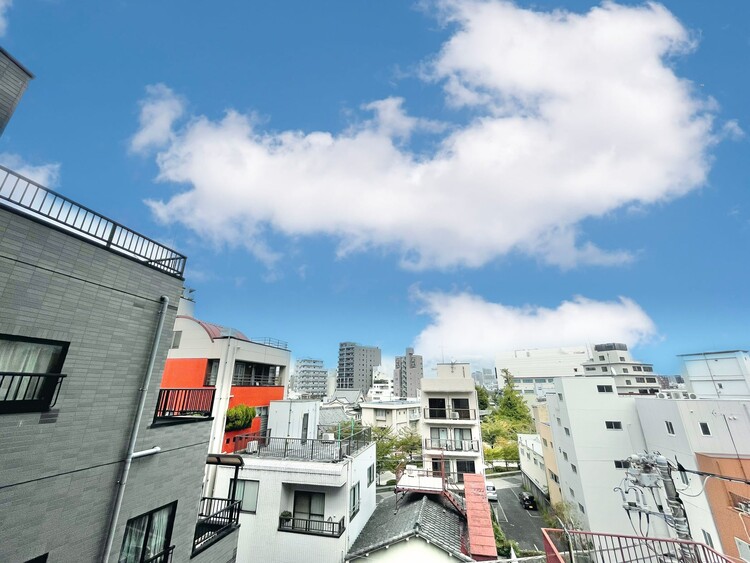 バルコニー 眺望や窓からの景色が良いと、家で過ごす時間も快適です。