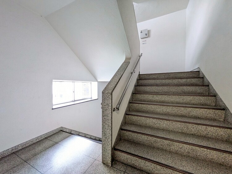 その他 共用部の階段です。明るく清潔に管理されています。