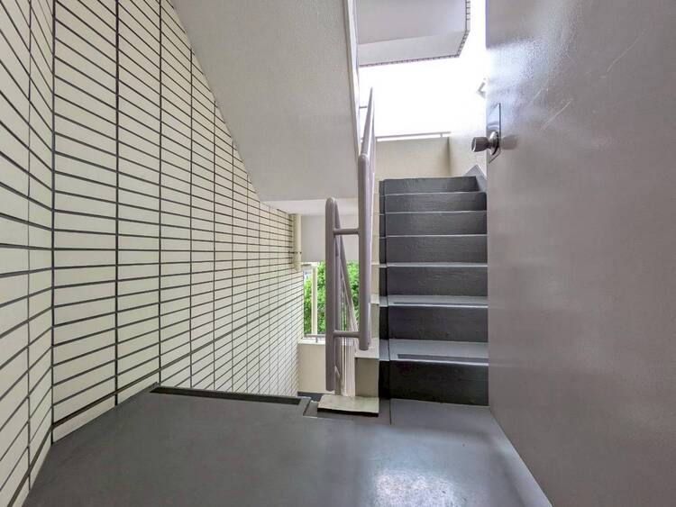 その他 共用部の階段です。明るく清潔に管理されています。