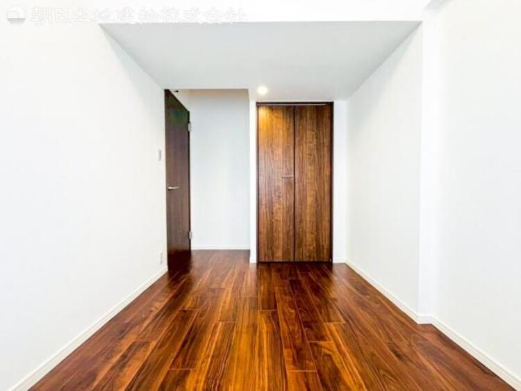 内装 穏やかな寛ぎあじわえるお部屋では有意義な時間がつくれます！大きな窓からと陽光が注がれる明るい空間！光もアクセントの一つとして。一人時間も充実したものにできるプライベートルームは日々を豊かにします！！ 