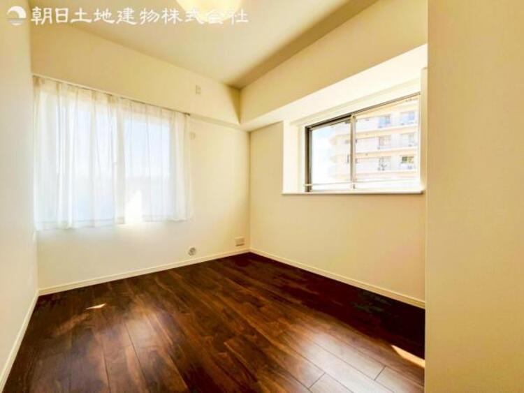 内装 居室はひとり時間を過ごせる安らげるお部屋として活用できます！収納スペースあり！荷物が多くても十分！ベッドや勉強机、テレビなどを置きたい場合におすすめ！！過ごす時間が長くてもゆったり過ごせそうですね！ 