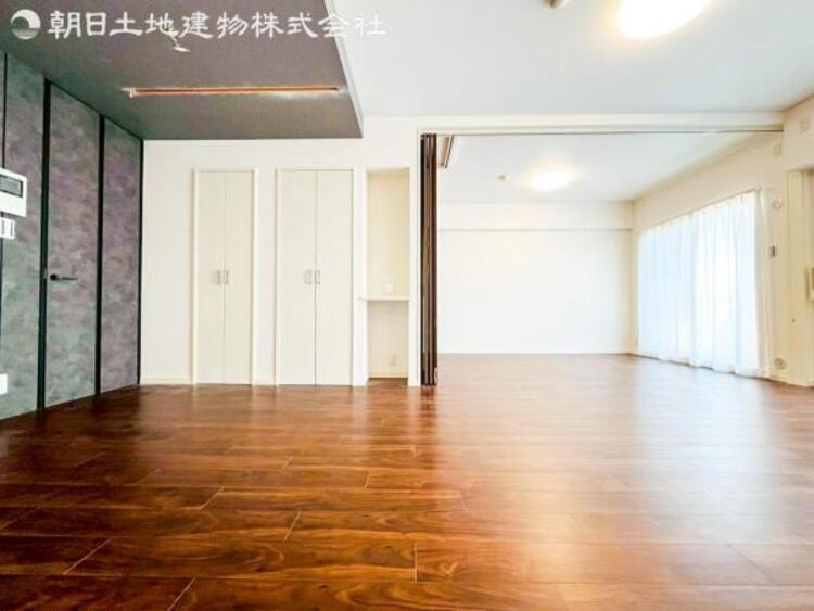 居間 家族の会話や笑顔が行き交うリビングで、子供を走り回らせたい。ダイニングテーブルでゆったり食事を堪能。光と風が溢れる開放的なリビングダイニングには、くつろぎの空間を生み自然と家族みんなが集まってきます 