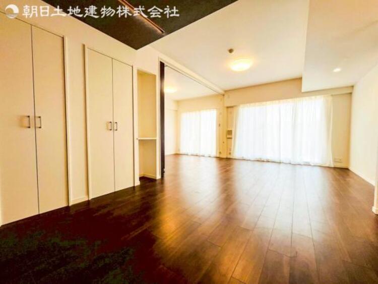 居間 お天気が晴れの日は照明をつけなくても充分明るいリビングです！どこか落ち着きのある広々とした内装です！皆で過ごす空間が、目に浮かんでくる様な優しいリビングダイニングです！くつろいだり楽しい時間を是非！ 