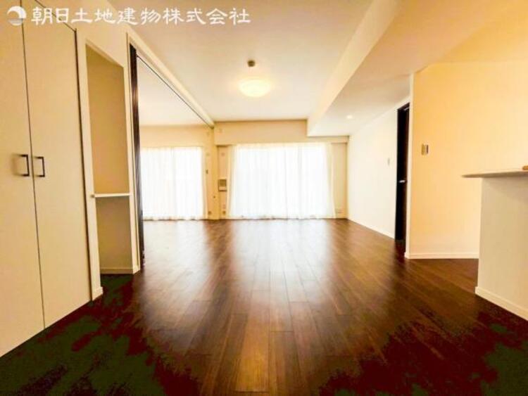 居間 リビングにあふれる採光と心地よい風のつどう調和された空間！！生活を彩る充実した日々が過ごせそうです。家族の滞在期間が長くなることを予測して、設計士が思いと工夫をこらした自慢のリビングダイニング！！！ 