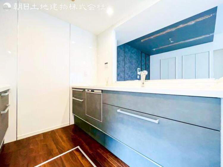 キッチン 【キッチン】広く取られたキッチンスペースはとても便利です。お料理をする人も開放感が心地いいです。 