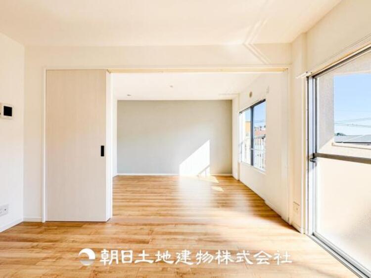 居間 お友達を呼んでお茶をしたり、一緒に料理を楽しみながら楽しい時間を過ごしましょう。