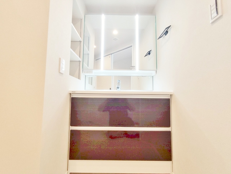 洗面 何かと物が増える場所だからこそ、スッキリと見映えの良い空間に。